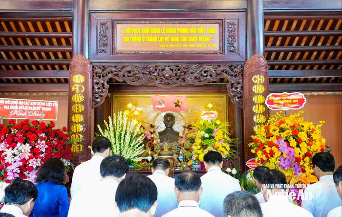 Đoàn đại biểu Tỉnh ủy, HĐND, UBND, Ủy ban MTTQ Việt Nam tỉnh Nghệ An thành kính tưởng niệm Tổng Bí thư Lê Hồng Phong. Ảnh: Phạm Bằng