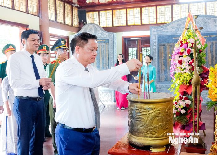 Bí thư Tỉnh ủy, Trưởng đoàn ĐBQH tỉnh Nguyễn Khắc Thận thành kính dâng hương tại Nhà tưởng niệm các liệt sĩ Xô viết Nghệ Tĩnh. Ảnh: Phạm Bằng