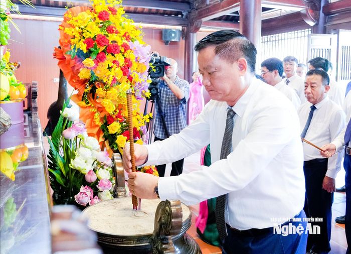 Bí thư Tỉnh ủy, Trưởng đoàn ĐBQH tỉnh Nguyễn Khắc Thận thành kính dâng hương tưởng niệm Tổng Bí thư Lê Hồng Phong. Ảnh: Phạm Bằng