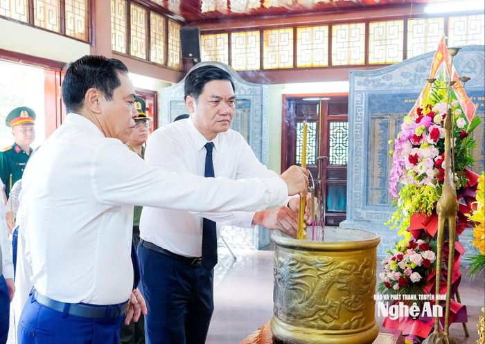 Các đồng chí Thường trực Tỉnh ủy thành kính dâng hương tại Nhà tưởng niệm các liệt sĩ Xô viết Nghệ Tĩnh. Ảnh: Phạm Bằng