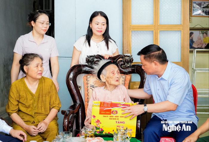 Bí thư Tỉnh ủy, Trưởng đoàn ĐBQH tỉnh Nguyễn Khắc Thận tặng quà, tri ân Mẹ Việt Nam Anh hùng Lê Thị Sáu. Ảnh: Phạm Bằng