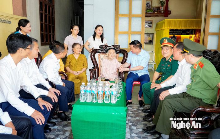 Bí thư Tỉnh ủy, Trưởng đoàn ĐBQH tỉnh Nguyễn Khắc Thận mong mẹ tiếp tục mạnh khỏe, sống lâu, sum vầy cùng con cháu. Ảnh: Phạm Bằng