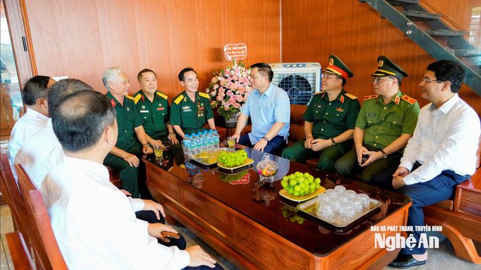 Bí thư Tỉnh ủy, Trưởng đoàn ĐBQH tỉnh Nguyễn Khắc Thận ân cần thăm hỏi sức khỏe, đời sống của thương binh Nguyễn Văn Tâm. Ảnh: Phạm Bằng