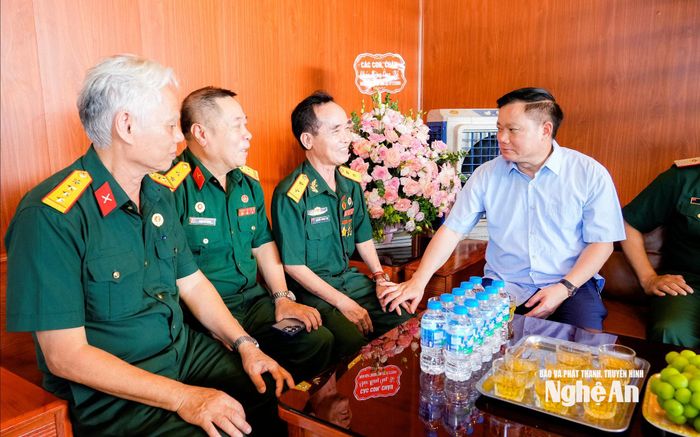 Bí thư Tỉnh ủy, Trưởng đoàn ĐBQH tỉnh Nguyễn Khắc Thận đã đến thăm ông Nguyễn Văn Tâm, trú khối 4 Đội Cung, phường Thành Vinh, thương binh 1/4, tỷ lệ thương tật 81%. Ảnh: Phạm Bằng