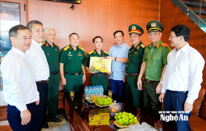 Bí thư Tỉnh ủy, Trưởng đoàn ĐBQH tỉnh Nguyễn Khắc Thận tặng quà, tri ân thương binh Nguyễn Văn Tâm. Ảnh: Phạm Bằng