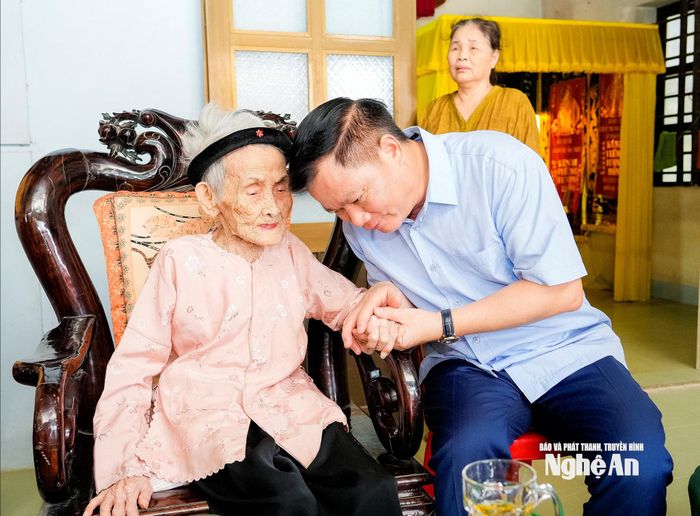 Mẹ Việt Nam Anh hùng Lê Thị Sáu trò chuyện cùng Bí thư Tỉnh ủy, Trưởng đoàn ĐBQH tỉnh Nguyễn Khắc Thận. Ảnh: Phạm Bằng