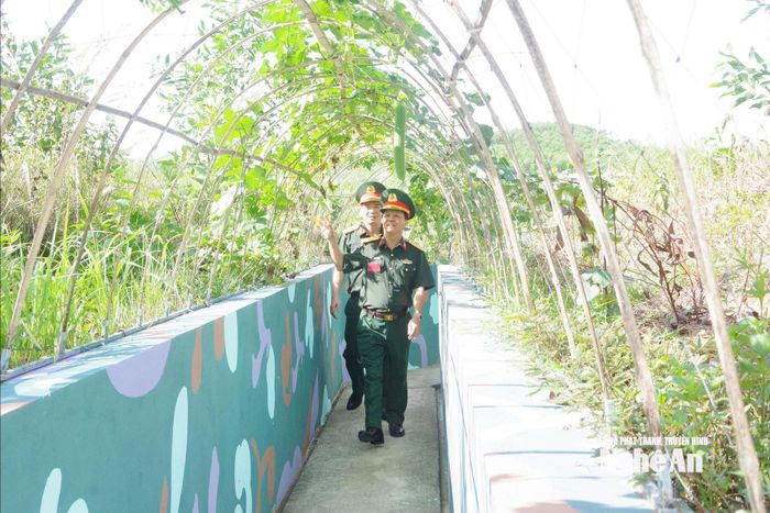 Đại tá Nguyễn Hữu Đàn - Phó Tham mưu trưởng Quân khu, Thành viên Ban Tổ chức Diễn tập Khu vực phòng thủ Quân khu cùng đại diện các phòng, ban cơ quan Quân khu kiểm tra sở chỉ huy diễn tập xã Đại Đồng.