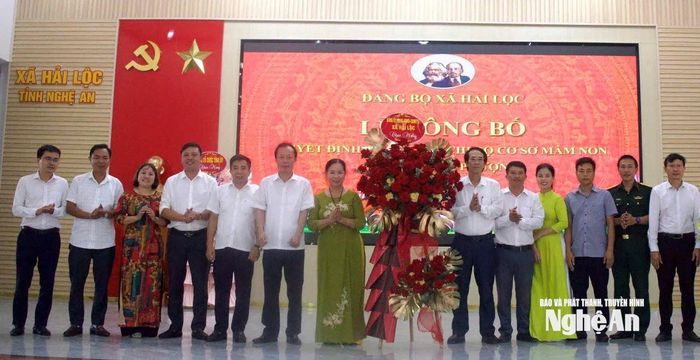 Đảng ủy xã Hải Lộc tặng hoa chúc mừng Chi bộ cơ sở Mầm non tư thục Hải Phượng.