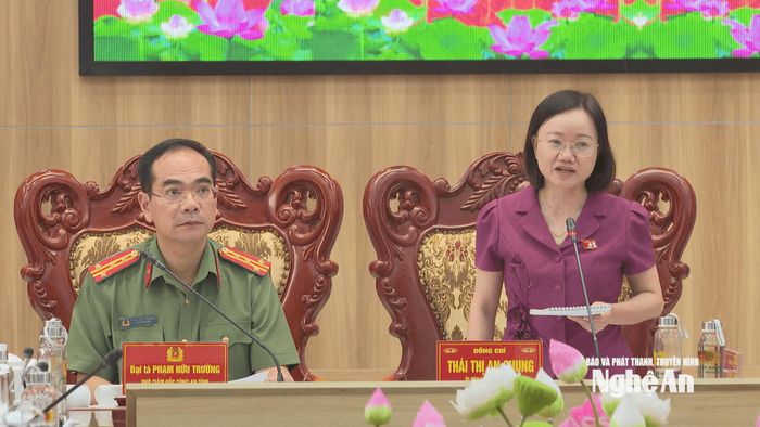 Đồng chí Thái Thị An Chung - Ủy viên Ban Chấp hành Đảng bộ tỉnh, Phó Trưởng đoàn chuyên trách Đoàn Đại biểu Quốc hội tỉnh Nghệ An phát biểu tại hội thảo. Ảnh: Sỹ Đức