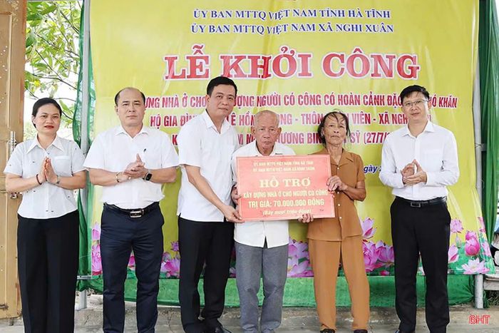 Chủ tịch Ủy ban MTTQ tỉnh Nguyễn Thành Đồng dự lễ khởi công và trao kinh phí hỗ trợ xây dựng nhà ở cho gia đình chính sách ở xã Nghi Xuân.