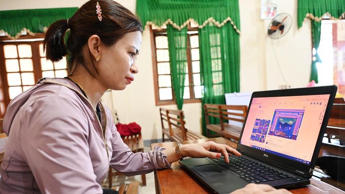 Địa bàn rộng đòi hỏi cách tuyên truyền cũng phải linh hoạt hơn. Bên cạnh sinh hoạt trực tiếp, chúng tôi từng bước sử dụng các nền tảng số để cập nhật thông tin, tuyên truyền chủ trương, chính sách và những hoạt động chung của thôn đến với người dân.