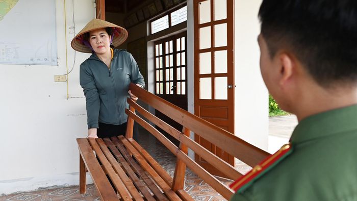 Nhà văn hóa thôn là nơi diễn ra nhiều hoạt động chung của cộng đồng. Việc chuẩn bị không gian sinh hoạt, tổ chức họp dân, tiếp nhận ý kiến cũng là một phần công việc thường xuyên của trưởng thôn trong quá trình điều hành địa bàn mới.