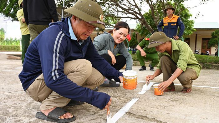  Khi nghị quyết đã được xác định, điều quan trọng là biến thành những công việc cụ thể. Từ chỉnh trang khuôn viên, xây dựng sân chơi đến tổ chức các hoạt động cộng đồng, mỗi phần việc đều cần sự tham gia của người dân. 