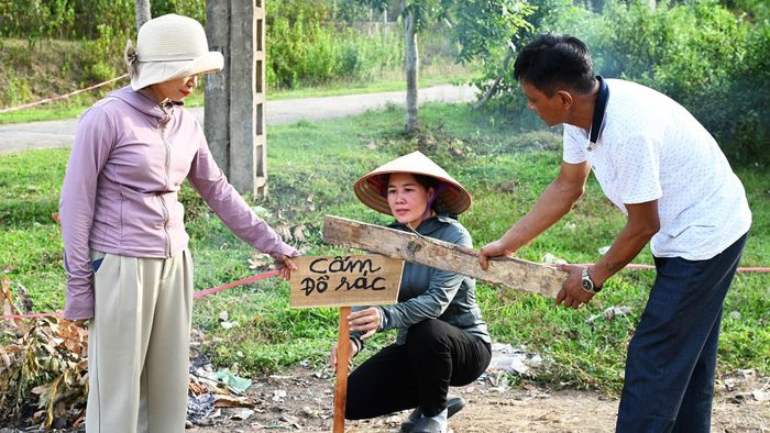 Sau sáp nhập, số hộ dân tăng lên, địa bàn rộng hơn, việc giữ gìn vệ sinh môi trường cũng cần sự vào cuộc thường xuyên. Trưởng thôn không chỉ tuyên truyền mà còn phải cùng người dân tìm giải pháp để xây dựng nếp sống văn minh, giữ gìn cảnh quan chung.