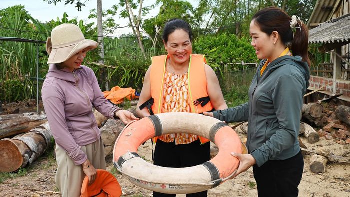 Là vùng thường xuyên chịu ảnh hưởng của thiên tai, công tác phòng chống lũ lụt luôn được Phương Điền đặt lên hàng đầu. Việc rà soát khu vực nguy cơ, tuyên truyền kỹ năng ứng phó, chuẩn bị phương tiện cứu hộ là những công việc đang được thôn chủ động làm sớm.
