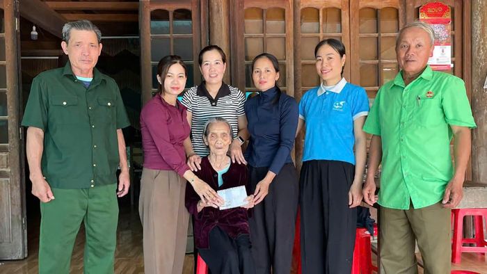 Bên cạnh đó, chăm lo các gia đình chính sách, người có công, hộ có hoàn cảnh khó khăn luôn là nhiệm vụ được quan tâm. Sự gần gũi, sẻ chia từ cơ sở chính là cách để tình làng nghĩa xóm tiếp tục được bồi đắp.