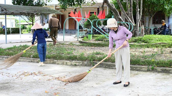 Với tôi, cán bộ cơ sở muốn vận động được người dân thì trước hết phải làm gương. Những việc chung của thôn, dù là lớn hay nhỏ, khi cán bộ trực tiếp tham gia sẽ tạo thêm niềm tin, sự đồng thuận và tinh thần cùng làm trong cộng đồng.