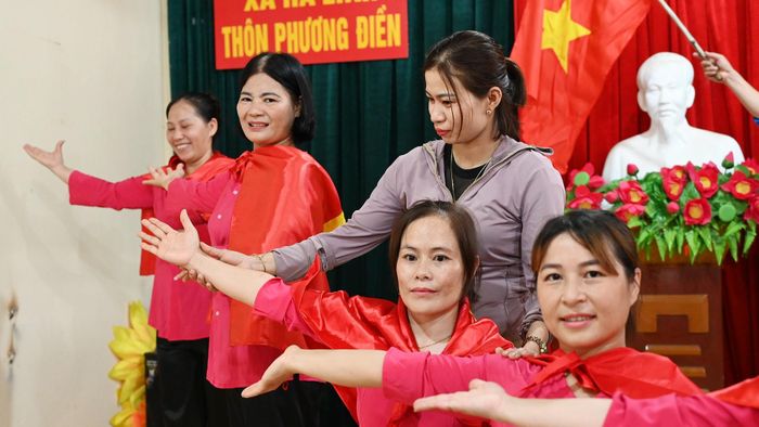 Xây dựng đời sống văn hóa cũng là một nhiệm vụ quan trọng sau sáp nhập. Những hoạt động văn nghệ, thể thao không chỉ tạo sân chơi cho người dân mà còn giúp bà con từng sinh hoạt ở các thôn khác nhau thêm gần gũi, hiểu nhau hơn.