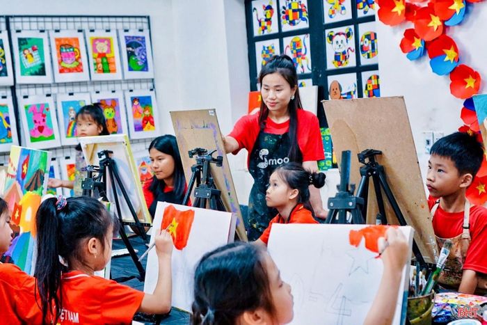 Tại Trung tâm nghệ thuật SMoo Art (phường Thành Sen), nhiều học viên nhỏ tuổi say mê hoàn thiện những bức tranh theo chủ đề tri ân. Không khí lớp học diễn ra sôi nổi khi các học viên cùng trao đổi ý tưởng và hoàn thiện từng nét vẽ.