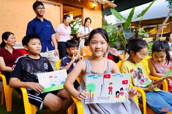 Sau buổi học, các em giới thiệu những bức tranh vừa hoàn thành. Những nụ cười rạng rỡ cho thấy niềm vui khi được tham gia một hoạt động ý nghĩa.