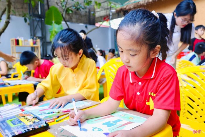 Mỗi bức tranh đều thể hiện cách cảm nhận và sự sáng tạo riêng.