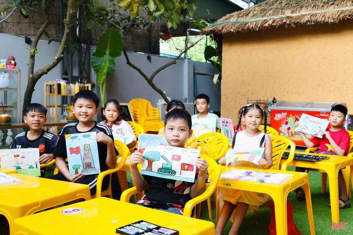 Những ngày cuối tháng 7, không khí tại nhiều lớp mỹ thuật ở Hà Tĩnh trở nên sôi nổi với hoạt động vẽ tranh theo chủ đề tri ân các anh hùng liệt sĩ. Qua từng nét cọ, các em nhỏ gửi gắm lòng biết ơn, đồng thời bồi đắp tình yêu quê hương, đất nước và trân trọng giá trị của hòa bình hôm nay.
