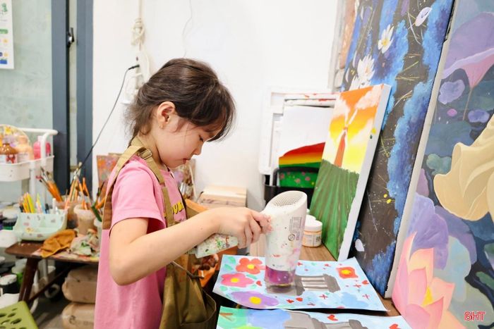 Nhiều tác phẩm hoàn chỉnh với ý tưởng phong phú được các em tự tin giới thiệu trước thầy cô và bạn bè.