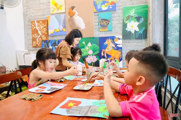 Tại Mây Workshop (phường Thành Sen), cô Nguyễn Hải Như lồng ghép các giá trị lịch sử và truyền thống vào từng buổi học mỹ thuật để các em biết quý trọng hơn sự hy sinh của thế hệ cha anh.