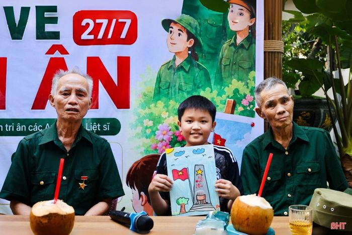 Đặc biệt, sự đồng hành của các cựu chiến binh đã mang đến nhiều ý nghĩa cho workshop. Đây cũng là dịp để các em nhỏ được gặp gỡ, giao lưu với những nhân chứng lịch sử.