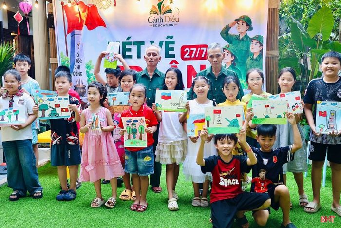 Những bức tranh không chỉ lưu giữ cảm xúc hồn nhiên của tuổi thơ mà còn trở thành cầu nối để các em nhỏ tiếp cận lịch sử theo cách gần gũi và sinh động. Qua từng nét vẽ, những giá trị về lòng yêu nước, lòng biết ơn và đạo lý "Uống nước nhớ nguồn" được bồi đắp một cách tự nhiên.