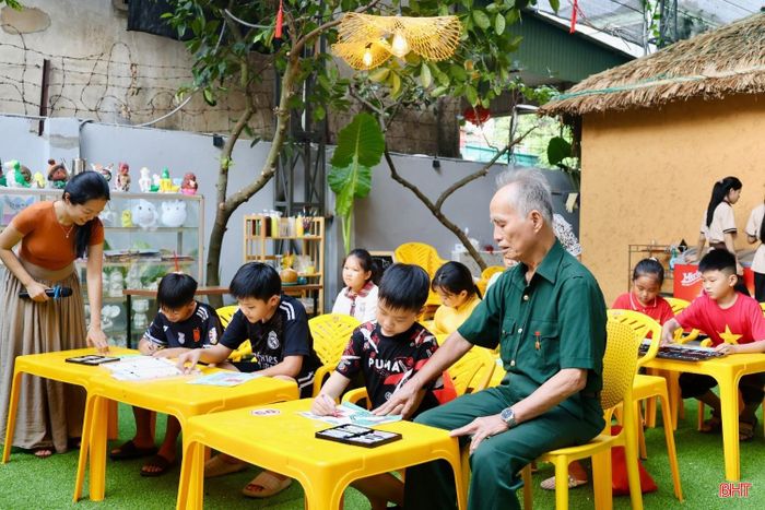 Qua những câu chuyện của các cựu chiến binh, các em thêm hiểu biết về lịch sử và những cống hiến, hy sinh của các thế hệ đi trước. Đó cũng là nguồn cảm hứng để mỗi bạn nhỏ gửi gắm những suy nghĩ, tình cảm của mình qua từng bức tranh.