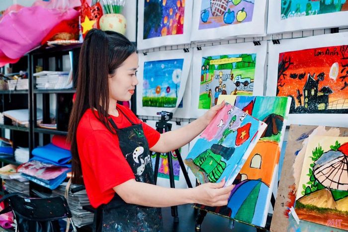 Cô giáo trực tiếp góp ý về bố cục, màu sắc và cách thể hiện để các học viên dễ dàng hoàn thiện tác phẩm.