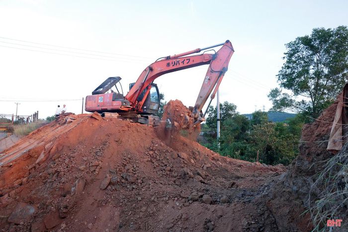 Căn cứ vào công việc thực tế, Công ty TNHH MTV Thủy lợi Hà Tĩnh dự kiến sẽ huy động thêm máy móc để đẩy tiến độ khắc phục sự cố.