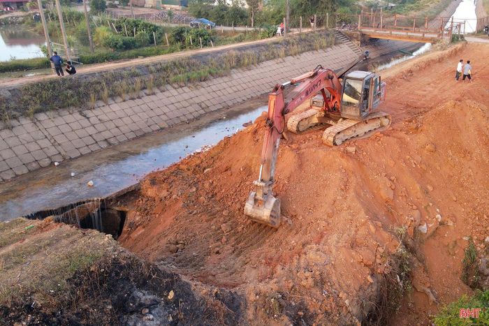 Theo Giám đốc Công ty TNHH MTV Thủy lợi Hà Tĩnh, nguyên nhân dẫn tới sự cố sạt lở, vỡ cục bộ mái kênh Sông Rác đoạn qua xã Cẩm Lạc là do cống tiêu đặt dưới kênh bị hư hỏng, gãy vỡ, ảnh hưởng tới mái kênh. Vậy nên, đơn vị cho máy móc tháo bỏ toàn bộ phần cống tiêu cũ đã bị sập, thay thế bằng hệ thống cống tiêu mới bằng bê tông cốt thép đúc sẵn.