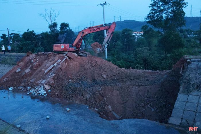 “Dù biết không dễ dàng, nhưng đơn vị đặt mục tiêu hoàn thành việc khắc phục sự cố sạt lở, vỡ cục bộ mái kênh Sông Rác trong 3 ngày, đúng như chỉ đạo của lãnh đạo tỉnh, để sớm cung cấp lại nguồn nước tưới cho diện tích lúa hè thu”, ông Nguyễn Việt Đức - Giám đốc Công ty TNHH MTV Thủy lợi Hà Tĩnh cho hay.