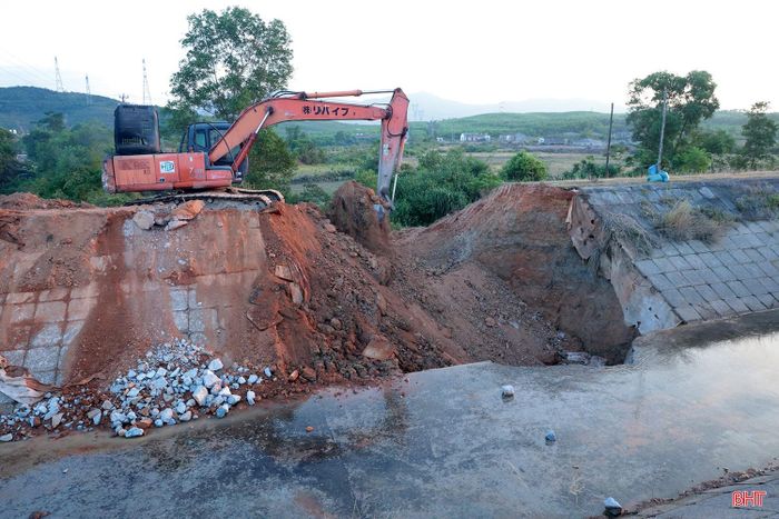 Tuyến kênh Sông Rác dài hơn 18 km, thời điểm này đang mở tưới cho khoảng 8.150 ha lúa tại các xã: Cẩm Trung, Cẩm Lạc, Cẩm Hưng, Kỳ Khang, Kỳ Xuân, Kỳ Anh, Kỳ Văn, Kỳ Hoa và phường Hải Ninh. Để khắc phục sự cố, Công ty TNHH MTV Thủy lợi Hà Tĩnh phải đóng cống xả, việc này tác động lớn tới cung cấp nguồn nước cho nhiều diện tích lúa hè thu đang thời kỳ làm đòng, trổ bông.