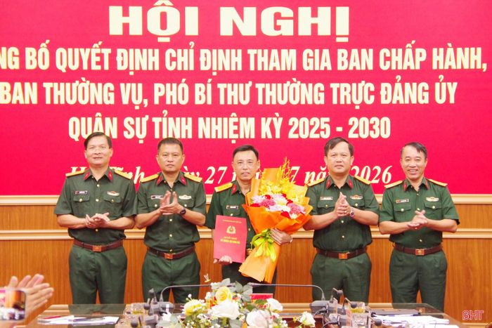 Đại tá Hoàng Xuân Đông - Chỉ huy trưởng Bộ CHQS tỉnh và lãnh đạo Bộ CHQS tỉnh trao quyết định, tặng hoa chúc mừng Đại tá Phạm Văn Sâm - Chính ủy Bộ CHQS tỉnh.
