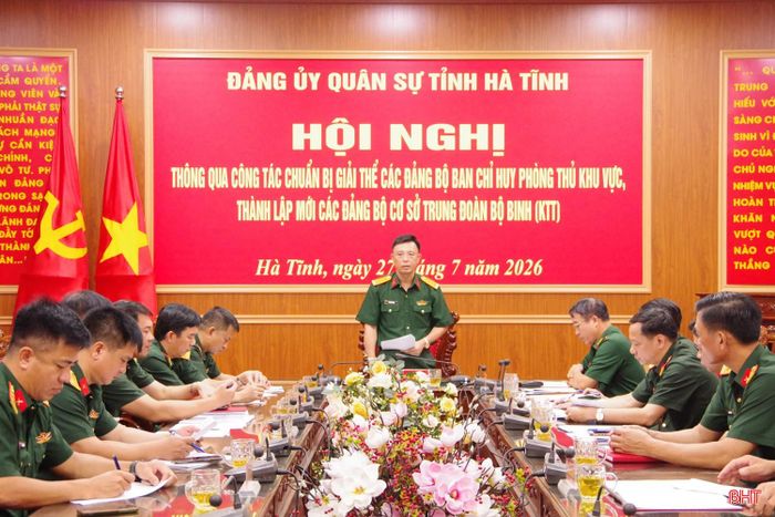 Đại tá Phạm Văn Sâm - Chính ủy Bộ CHQS tỉnh chủ trì hội nghị thông qua công tác chuẩn bị giải thể các đảng bộ ban chỉ huy phòng thủ khu vực, thành lập mới các đảng bộ cơ sở trung đoàn bộ binh.