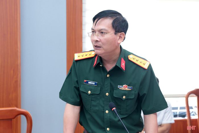 Đại tá Nguyễn Tú Tài - Phó Chỉ huy trưởng Bộ CHQS tỉnh báo cáo một số nội dung được đồng chí Bí thư Tỉnh ủy giao giải quyết.