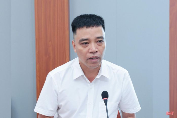 Đồng chí Hoàng Xuân Tần - Chủ tịch UBND xã Hà Linh báo cáo nội dung công việc được Bí thư Tỉnh ủy giao giải quyết.
