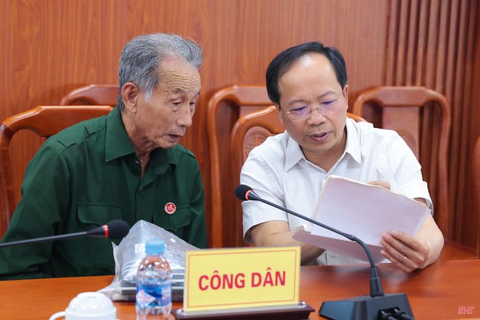 Bí thư Tỉnh ủy Nguyễn Duy Lâm trao đổi với công dân Lê Hữu Lợi về đề nghị xem xét chế độ, chính sách dân công hỏa tuyến trong kháng chiến chống Pháp cho bố đẻ của ông Lợi.