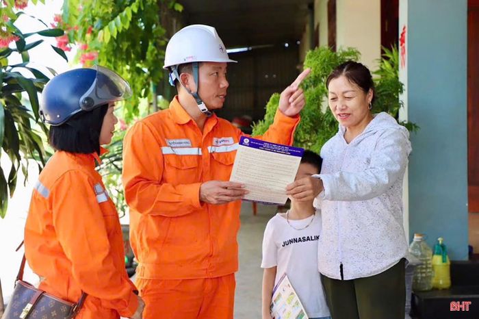 Xí nghiệp Lưới điện cao thế Hà Tĩnh đẩy mạnh tuyên truyền bảo vệ hành lang an toàn lưới điện.