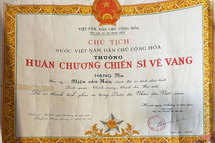 Những kỷ vật mà Đại úy Biện Văn Hứa (cấp bậc trước khi vào Nam nhận nhiệm vụ) gửi về cho gia đình