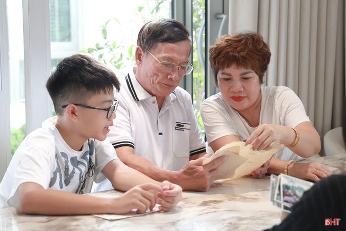  Ông Hoàng Tuấn Tú xúc động kể với người thân về lá thư mà bố ông - liệt sĩ Hoàng Khởi để lại 
