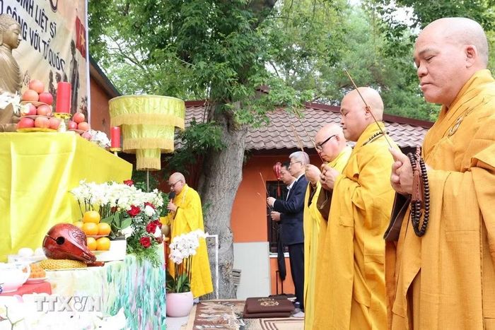 Lễ cầu siêu tưởng niệm các Anh hùng liệt sỹ được cử hành trang nghiêm theo nghi thức Phật giáo. (Ảnh: Thu Hằng/TTXVN)