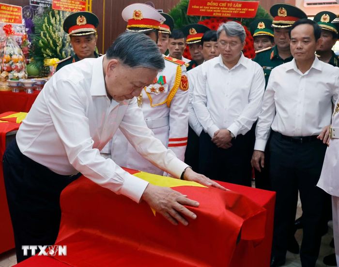 Tổng Bí thư, Chủ tịch nước Tô Lâm thực hiện nghi thức tại Nhà quàn hài cốt các liệt sỹ công viên Lê Thị Riêng. (Ảnh: Thống Nhất/TTXVN)