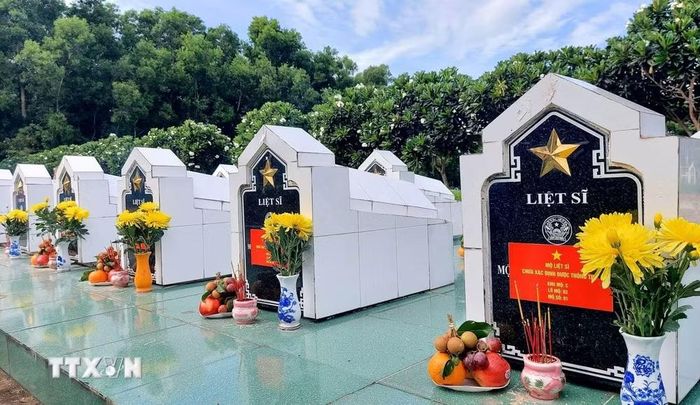 Nghĩa trang liệt sỹ Châu Phú hiện còn 37 phần mộ liệt sỹ chưa xác định được thông tin. (Ảnh: Công Mạo/TTXVN)