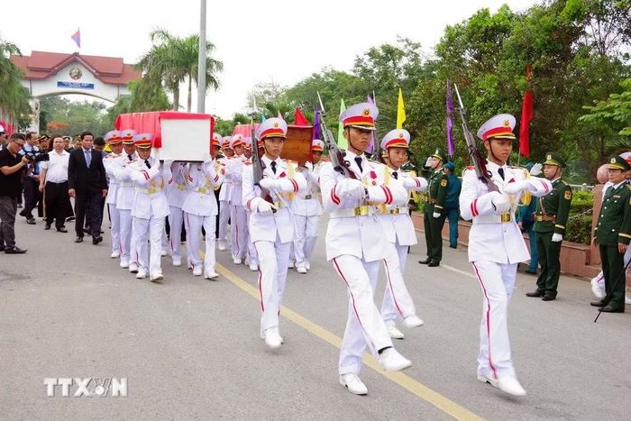 Sau lễ đón nhận, các hài cốt liệt sỹ được di chuyển về Nghĩa trang Liệt sĩ Quốc gia Đường 9 để tổ chức lễ truy điệu và an táng. (Ảnh: TTXVN phát)