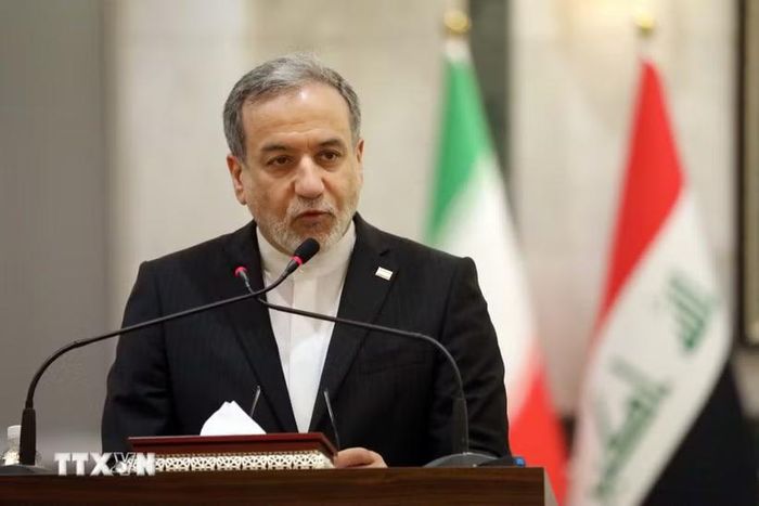 Ngoại trưởng Iran Seyed Abbas Araghchi trong cuộc họp báo tại thủ đô Baghdad, ngày 28/6/2026. (Ảnh: THX/TTXVN phát)