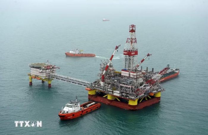 Giàn khoan dầu của Nga trên Biển Caspi. (Ảnh: AFP/TTXVN)